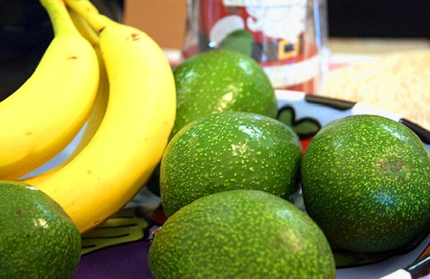 Trị nứt gót chân bằng chuối và bơ