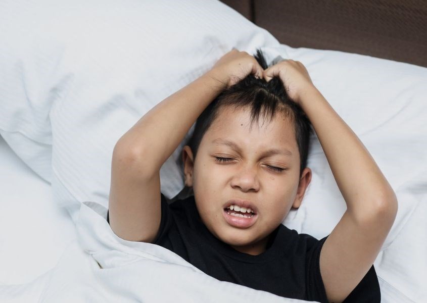 Trẻ thường xuyên bị đau đầu. Nguồn: Your Kid’s Urgent Care