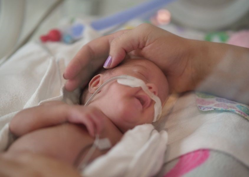 Trẻ sinh non thường có nguy cơ cao gặp các bệnh lý liên quan đến mắt. Nguồn: Medical Xpress