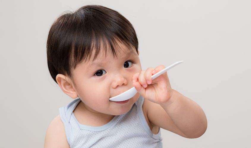 Bé tập xúc các loại thức ăn thành thạo