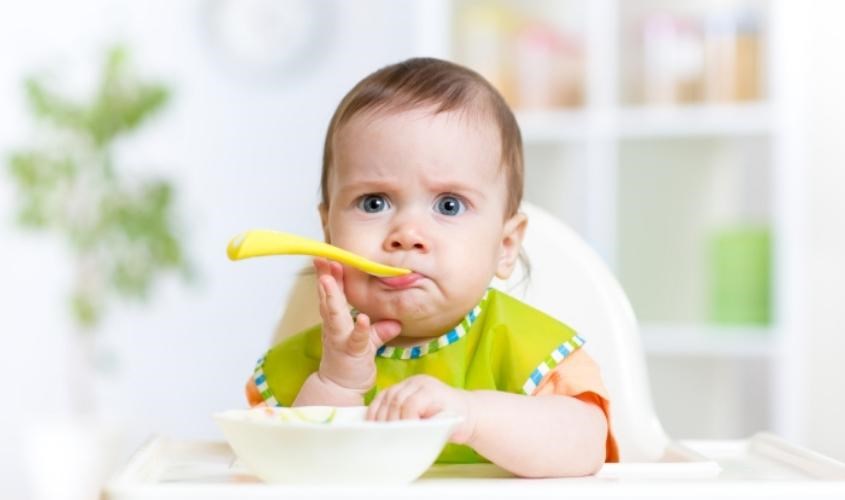 Không nên cho con ngồi ăn một mình