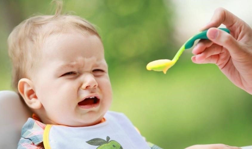 Bố mẹ không nên tập dùng cho con dùng thìa quá sớm