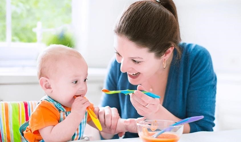 Bé tập xúc bằng thìa