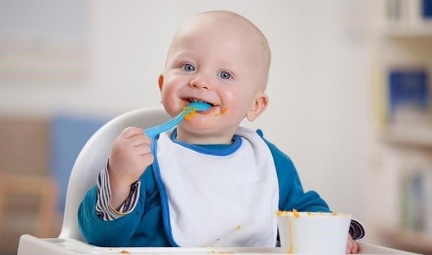 Hãy tập cho bé dùng thìa một cách kiên nhẫn