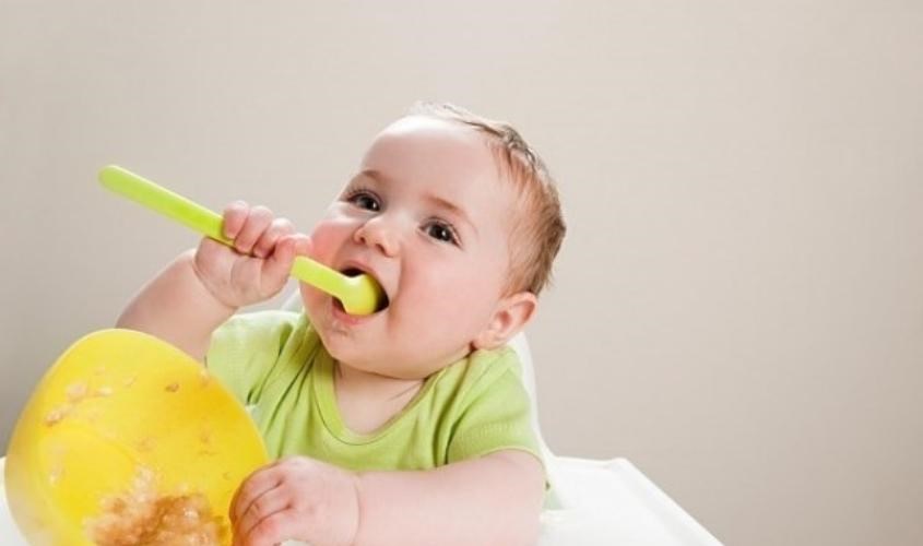 Bé nhận thức dễ dàng làm quen với thìa
