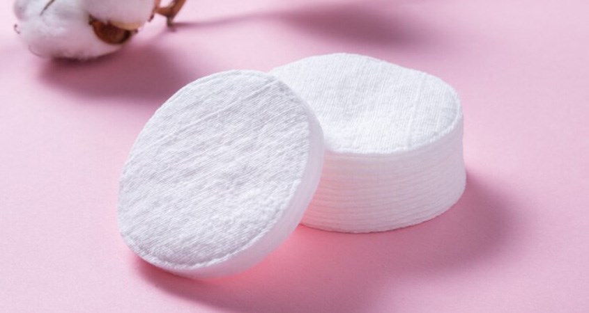 Bông tẩy trang cotton khá phổ biến, có thể dễ dàng tìm mua