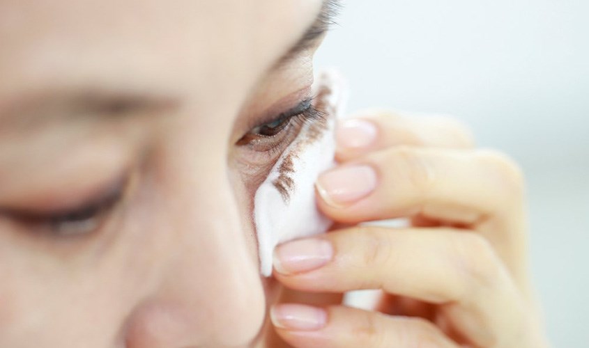 Chăm sóc nhẹ nhàng vùng mắt và môi nhạy cảm