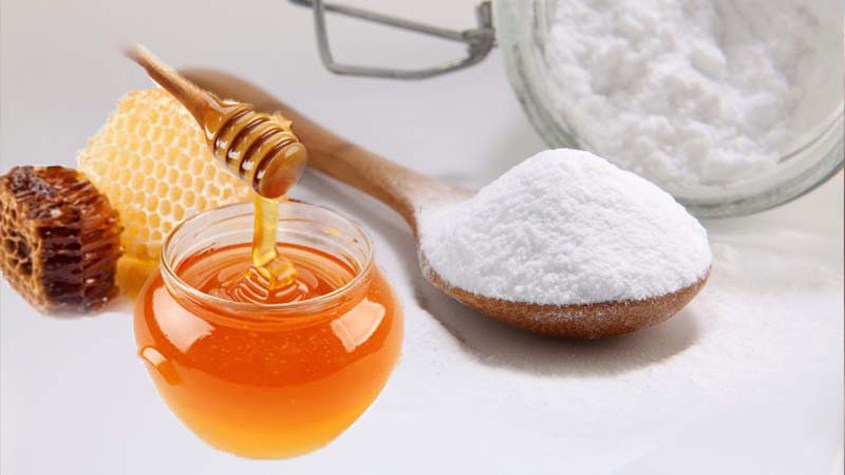 Baking soda và mật ong giúp tẩy tế bào chết môi an toàn và hiệu quả
