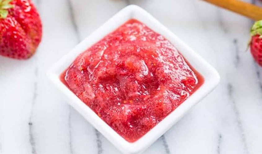 Dâu tây tẩy tế bào chết và giúp môi hồng hào