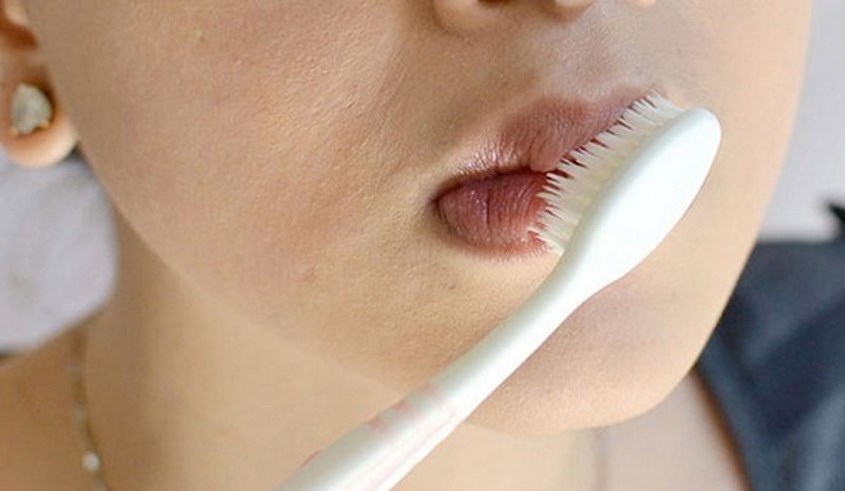 Tẩy tế bào chết môi bằng bàn chải