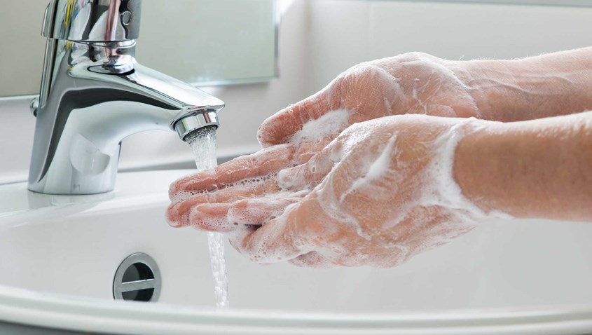 Rửa tay sạch sẽ trước khi bắt đầu tẩy tế bào chết môi