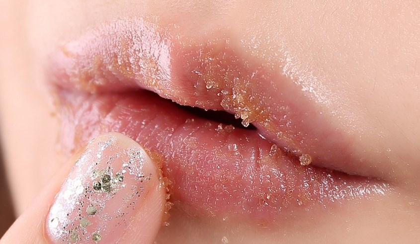 Thoa tẩy tế bào chết lên môi