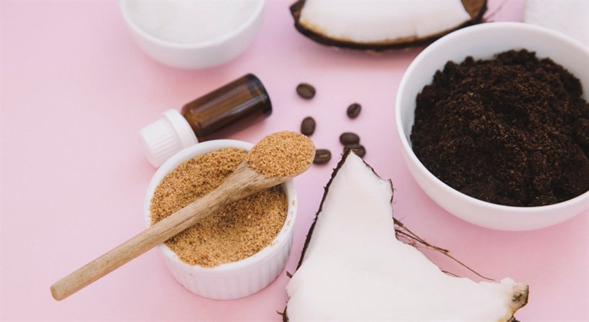 Bã cà phê và đường giúp tẩy tế bào chết môi hiệu quả