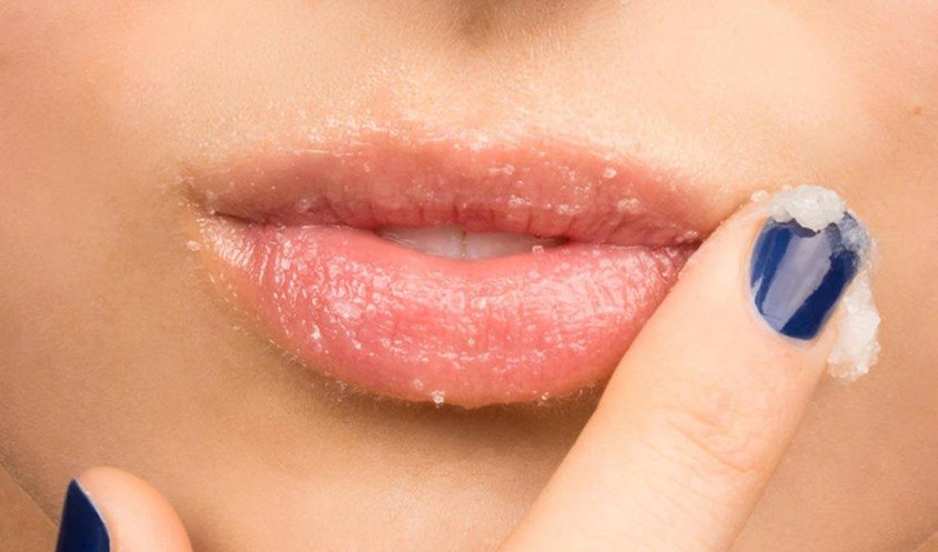 Tẩy tế bào chết môi thường xuyên giúp đôi môi hồng hào, căng mịn