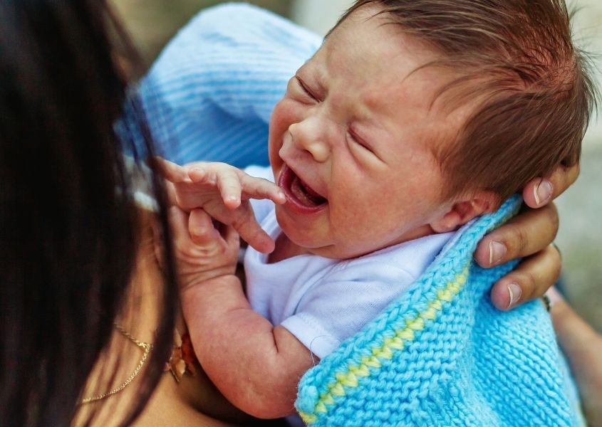 Khi trẻ bị đau ốm hay nhiễm trùng,... chúng sẽ gặp khó khăn trong việc bú mẹ. - Nguồn từ Very Well Family