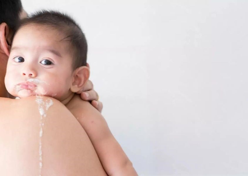 Trẻ nôn trớ sau khi bú cũng là một trong những nguyên nhân khiến trẻ tăng cân kém. Nguồn từ Being the parent