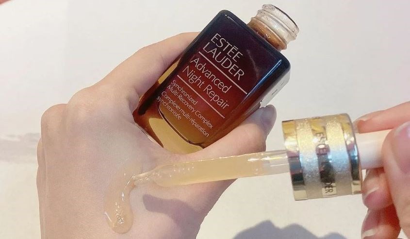 Serum Estee Lauder Advanced Night Repair có kết cấu lỏng, thấm nhanh