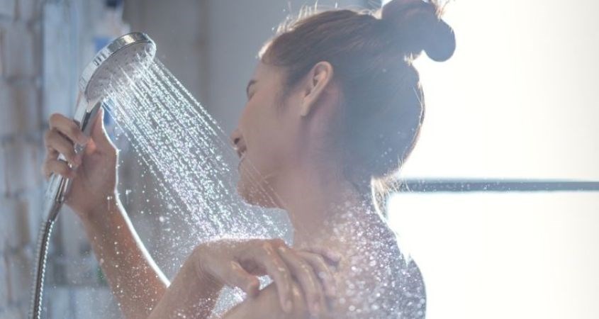 Tắm sạch cơ thể với nước ấm