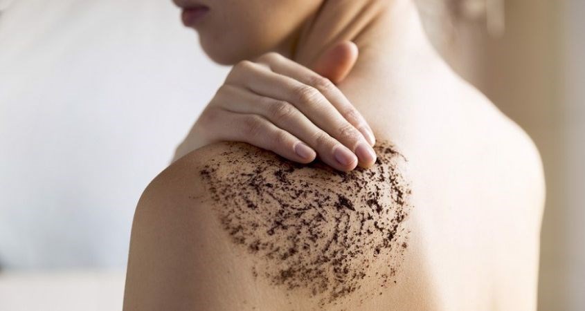 Massage sản phẩm theo chiều vòng tròn trên da