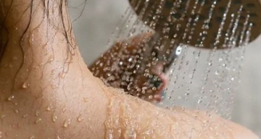 Sau khi massage hãy tắm sạch lại với nước