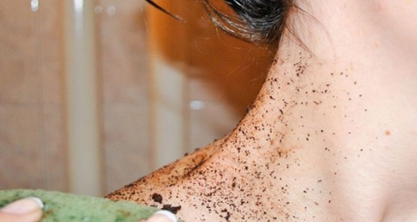 Massage phần cổ nhẹ nhàng theo vòng tròn