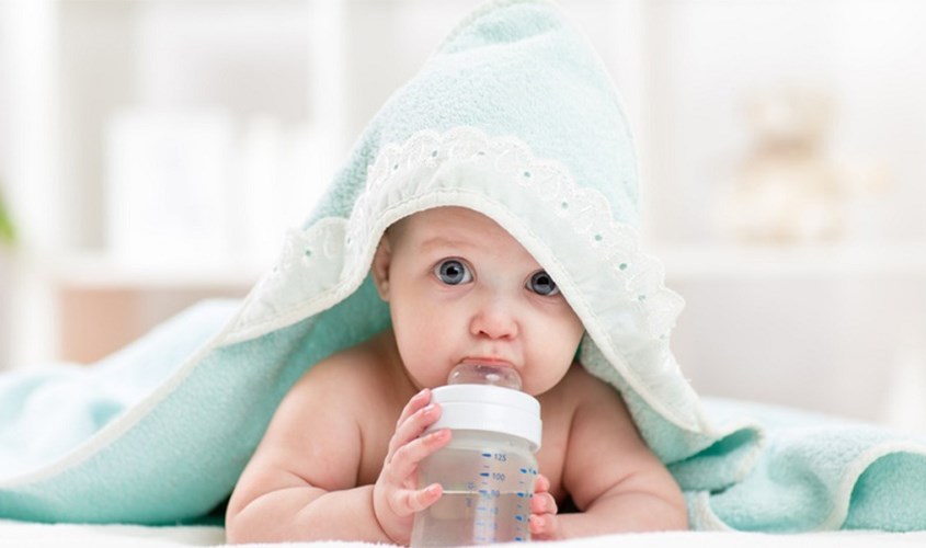 Hãy tập cho bé làm quen với bình trước Hãy tập cho bé làm quen với bình trước