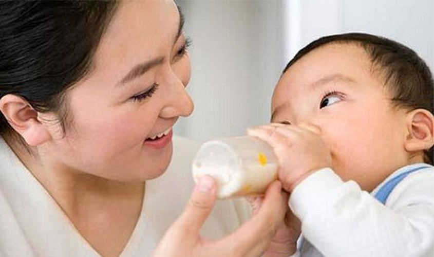 Tập cho bé quen từ việc cầm bình rỗng Tập cho bé quen từ việc cầm bình rỗng