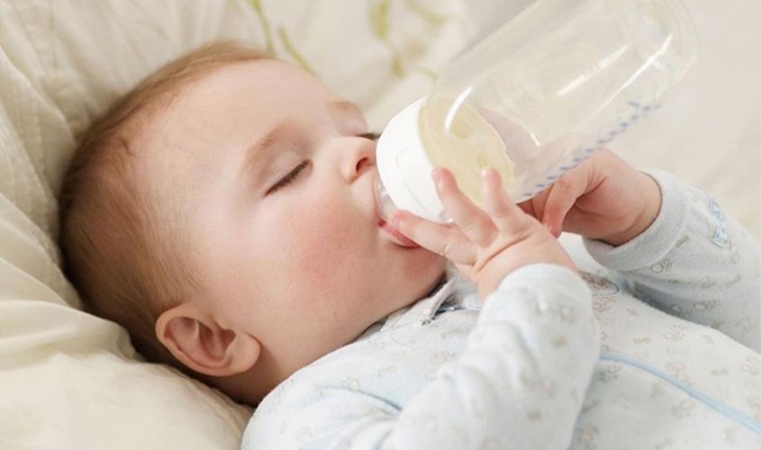 Tránh để bé ngủ khi đang ngậm bình Tránh để bé ngủ khi đang ngậm bình