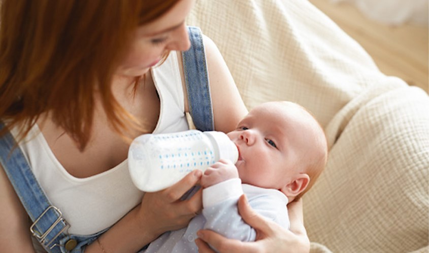 Bế bé khi bú bình Bế bé khi bú bình