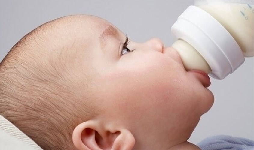 Tạo không gian yên tĩnh khi bé đang bú bình Tạo không gian yên tĩnh khi bé đang bú bình