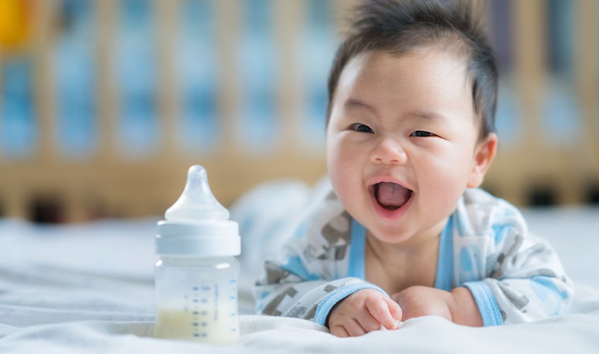 Mấy tháng bé có thể tự cầm bình sữa? Cách tập cho bé tự cầm bình sữa