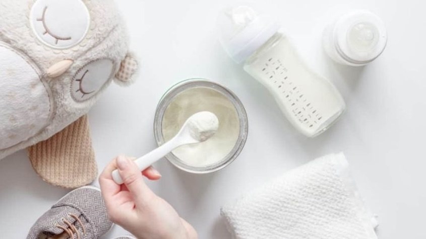 Chuẩn bị lượng sữa thích hợp với độ tuổi và nhu cầu của bé