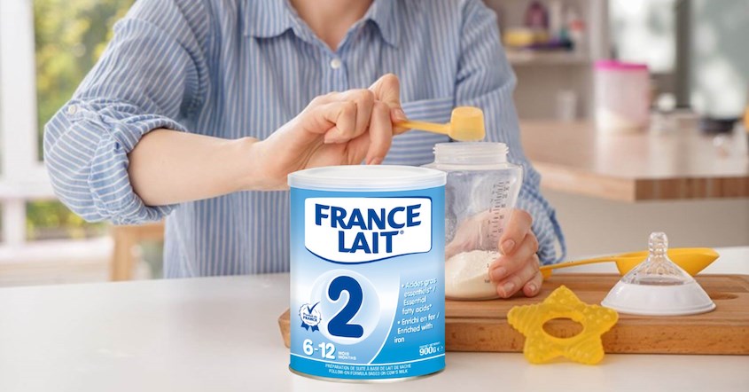 Tiến hành pha sữa France Lait với lượng nước và sữa đã chuẩn bị