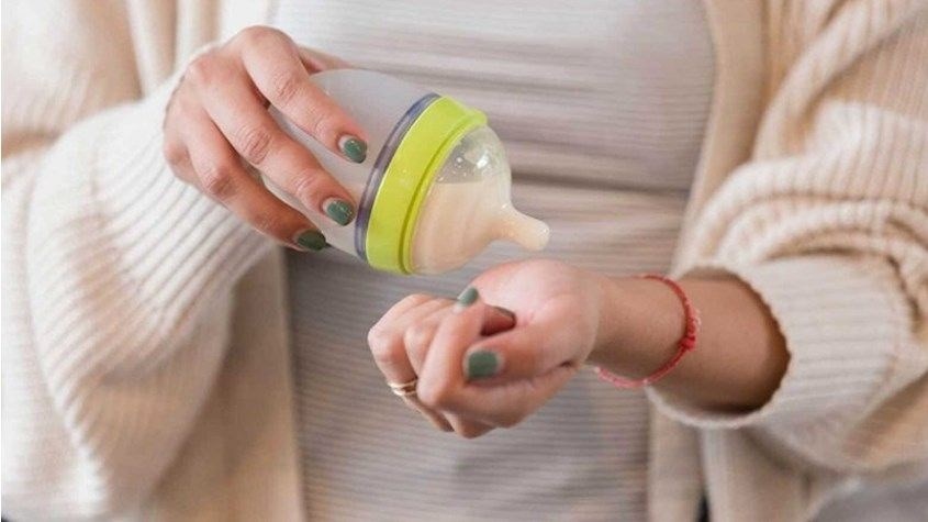 Kiểm tra lại nhiệt độ sữa sau khi pha trước khi cho bé uống