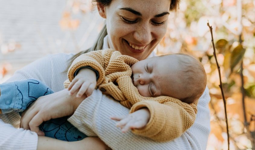 Cho bé ra ngoài chơi giúp trẻ phát triển giác quan toàn diện