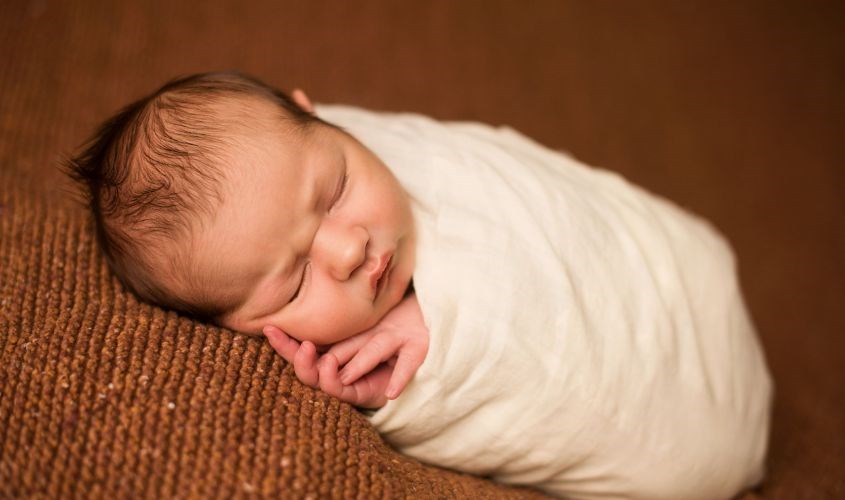 Mẹ nên quấn khăn khi bé ngủ hoặc cùng mẹ ra ngoài