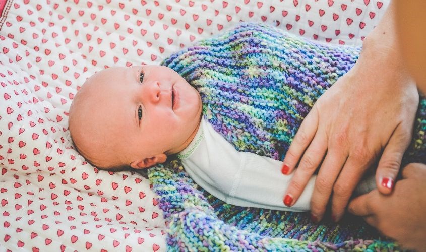 Quấn khăn rất đơn giản cho mẹ và bé