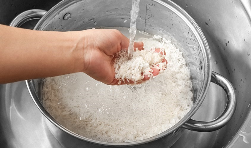 Không nên vo gạo kỹ khi nấu cơm để tránh làm mất đi lượng vitamin B1 Không nên vo gạo kỹ khi nấu cơm để tránh làm mất đi lượng vitamin B1