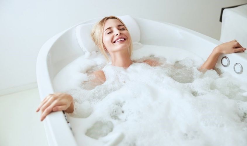 Nhỏ vài giọt tinh dầu tràm vào bồn tắm để trị mẩn ngứa các loại mụn trên cơ thể Nhỏ vài giọt tinh dầu tràm vào bồn tắm để trị mẩn ngứa các loại mụn trên cơ thể