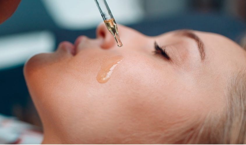 Bôi tinh dầu tràm trà lên nốt mụn giảm sưng đỏ hiệu quả Bôi tinh dầu tràm trà lên nốt mụn giảm sưng đỏ hiệu quả