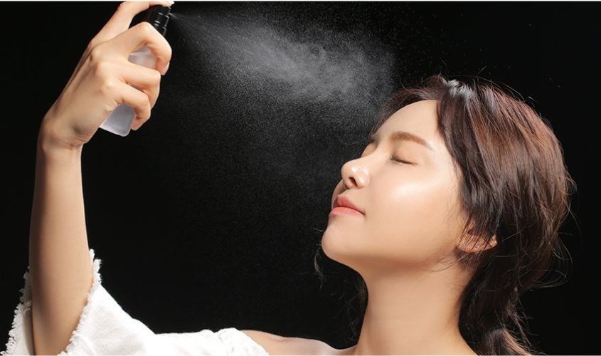 Xịt khoáng bằng hỗn hợp tinh dầu tràm trà giúp cân bằng trị mụn Xịt khoáng bằng hỗn hợp tinh dầu tràm trà giúp cân bằng trị mụn