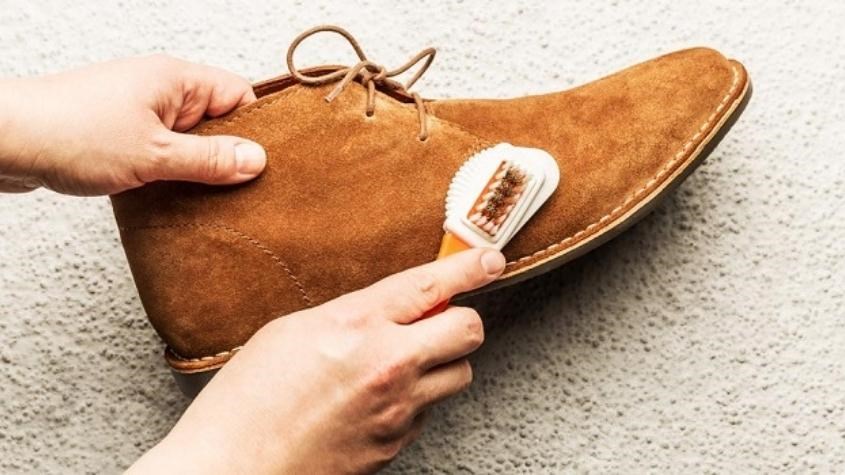 Sử dụng bàn chải làm sạch bụi giày