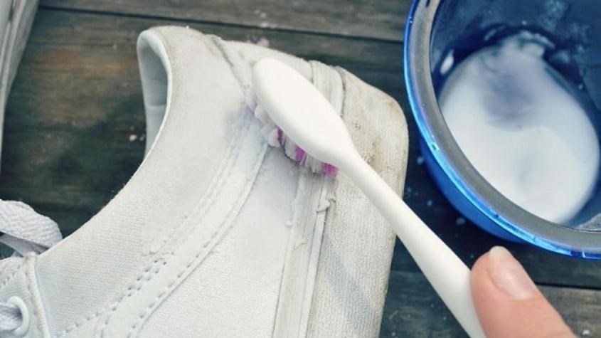 Vệ sinh giày với dung dịch kem đánh răng