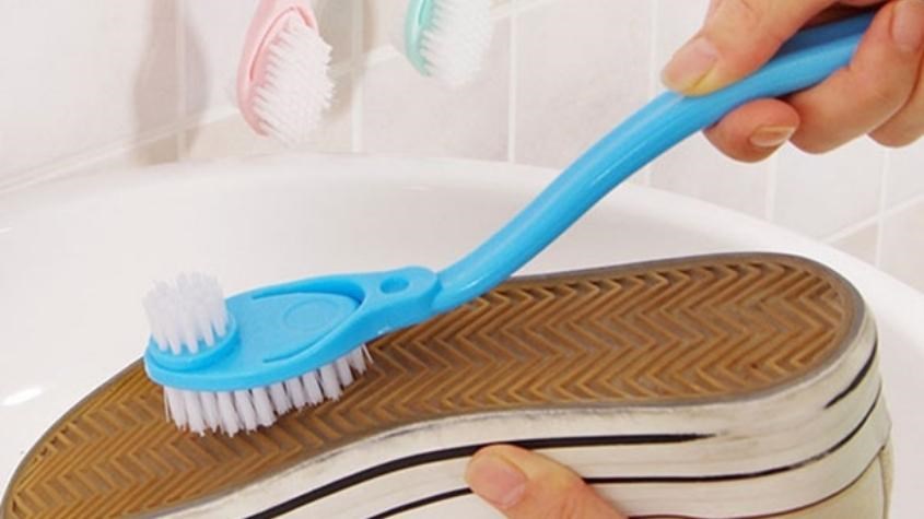 Sử dụng bàn chải lông cứng để vệ sinh đế giày