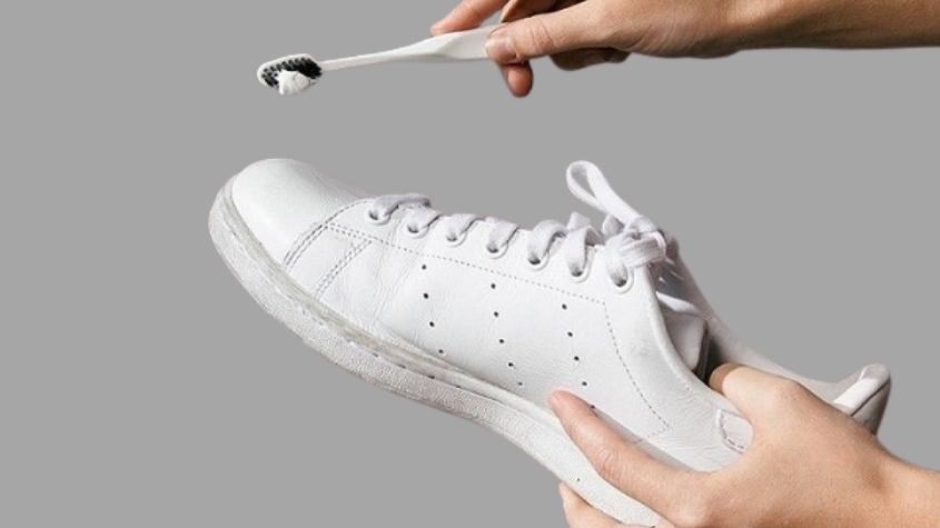 Sử dụng kem đánh răng và bàn chải lông mềm chà lên bề mặt giày