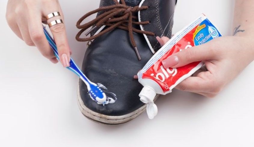 Chuẩn bị khi giặt giày bằng kem đánh răng