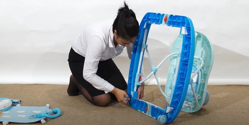 Lắp các chốt cần thiết để cố định ghế ngồi với xe và lắp các bánh xe