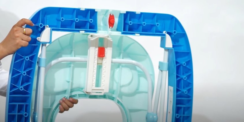 Dùng hai tay kéo phần trên của xe để xe đứng vững