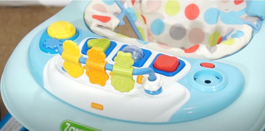 Lắp các phụ kiện đồ chơi vào xe