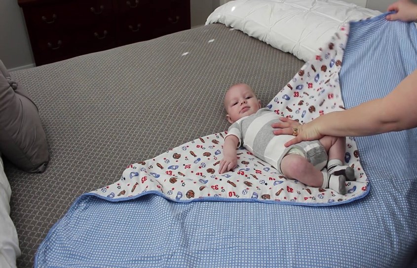 Nguy hiểm khi mẹ quấn tã sai cách Nguy hiểm khi mẹ quấn tã sai cách